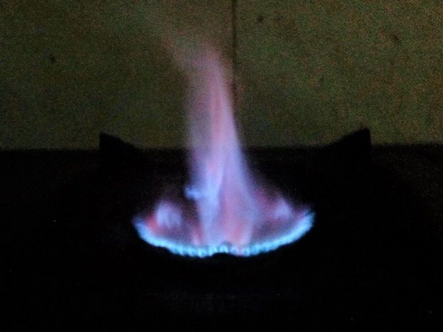 Penggunaan bahan bakar bersih gas elpiji untuk memasak (Sumber: dokumen pribadi)