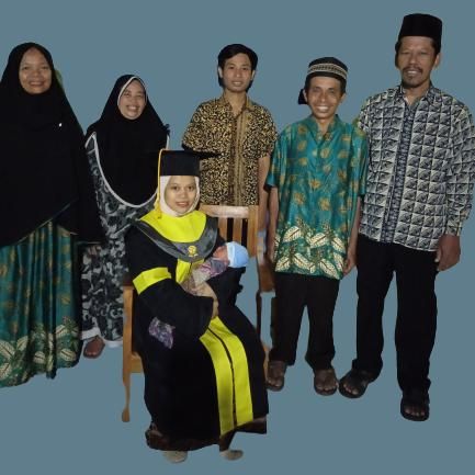 Indri Astuti, PMI peraih predikat lulusan terbaik pertama pada prosesi wisuda UT Pokjar Kuala Lumpur. (Dok.
