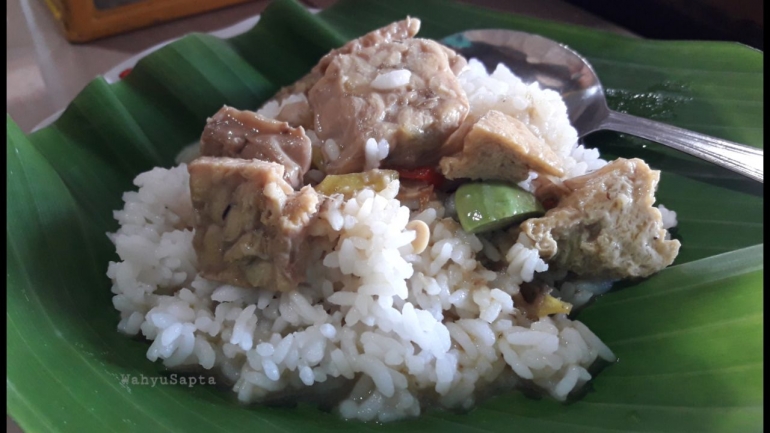 Seporsi nasi tempe pedas yang enaknya ora umum alias enak bangeeet! | Foto: Wahyu Sapta.