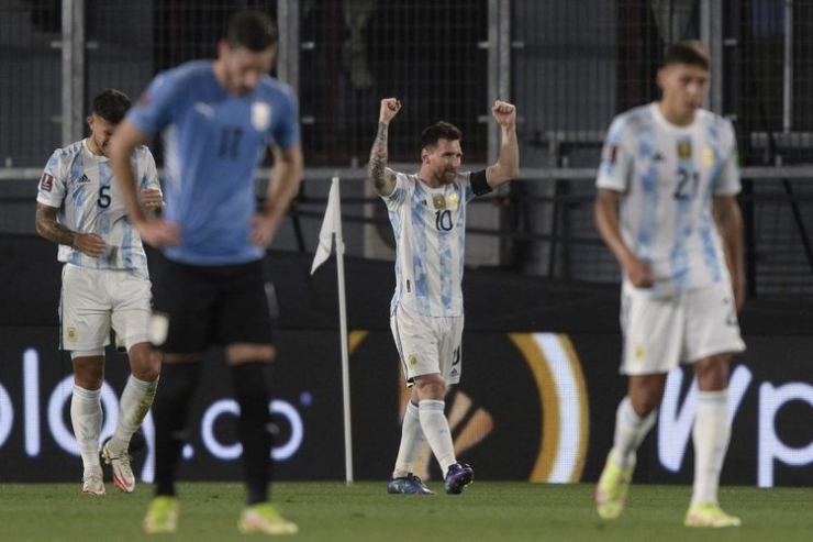 Lionel Messi angkat tangan saat laga lawan Uruguay. Foto: afp/juan mabromata dipublikasikan kompas.com