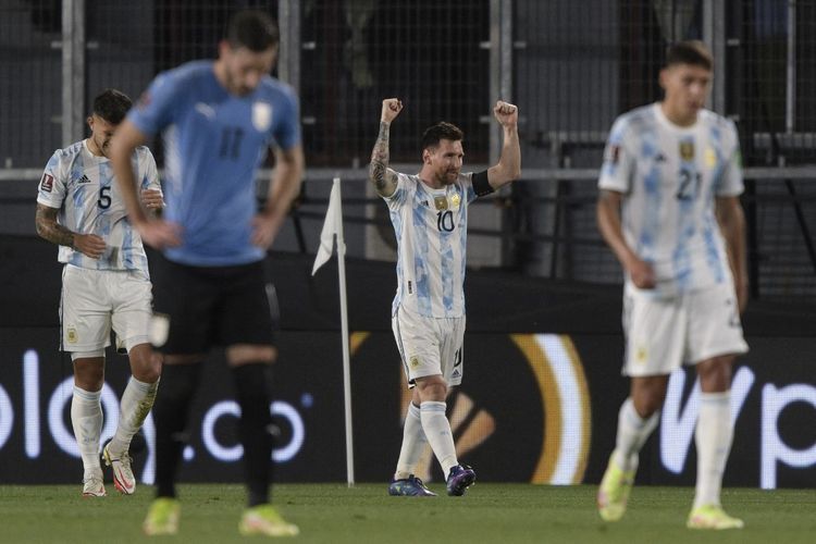 Lionel Messi angkat tangan saat laga lawan Uruguay. Foto: afp/juan mabromata dipublikasikan kompas.com
