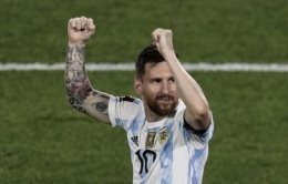 Selebrasi Lionel Messi usai mencetak gol dalam pertandingan Argentina vs Uruguay di stadion El Monumental.Foto:Alejandro Pagni/AFP/kompas.co