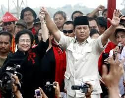 Megawati Soekarnoputri dan Prabowo Subianto saat kampanye pilpres 2009 (sumber: detik news.com)