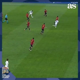 Kylian Mbappe terlihat offside sebelum mencetak gol ke gawang Spanyol.Foto:laman Facebook as.com