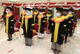 Sebagian dari wisudawan yang mengikuti upacara wisuda di UT Pokjar Kuala Lumpur, 9 Oktober 2021. (Dok. Pribadi).