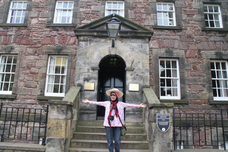 Bersyukur bisa traveling ke kastil Edinburgh (dok asita)