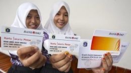 Siswi menunjukan Kartu Jakarta Pintar usai menerimanya di SMK 56 Pluit, Jakarta, ANTARA FOTO/Vitalis Yogi Trisna.