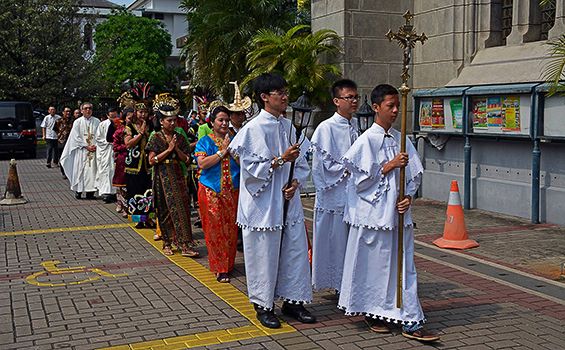 Kaum awam dan Imam dalam perarakam liturgi - gambar: hidupkatolik.com
