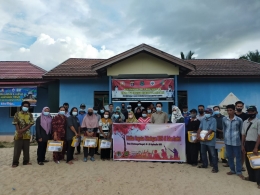 Foto Bersama peserta di depan Balai Desa Mantangai Tengah