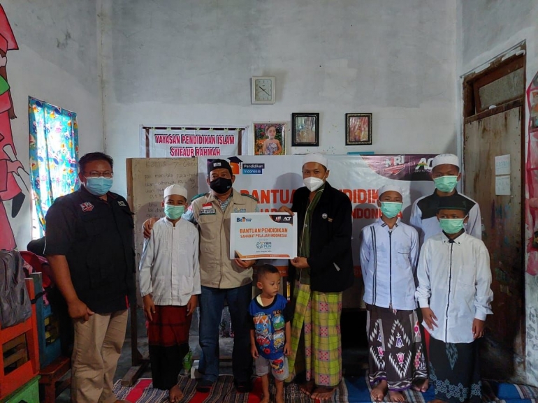 Serah Terima Bantuan Sahabat Pelajar Indonesia YBM PLN Pusmanpro dan ACT Jateng/dokpri
