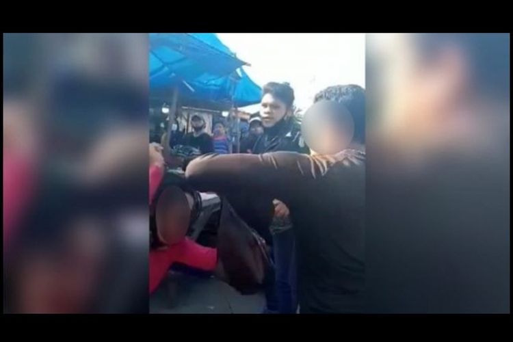 Tangkapan layar video viral pedagang perempuan diduga dianiaya preman di Deli Serdang, Sumut, 8 September 2021 lalu (Dok. ISTIMEWA via Kompas.com)