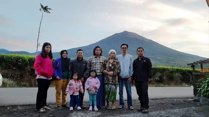 Ibu Paiman di depan homestay dengan latar Gunung Kerinci/dokpri