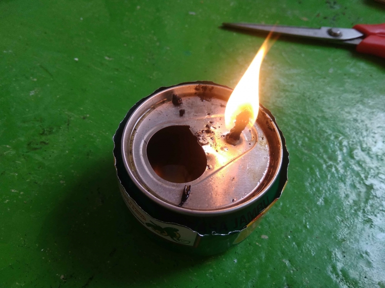 Lilin menyala dengan bahan bakar minyak jelantah. (Foto : Elvidayanty Darkasih)