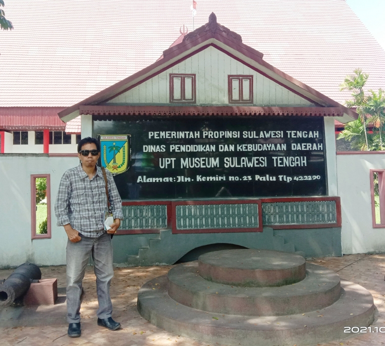 Berpose di depan Museum Sulawesi Tengah. Doc Pri