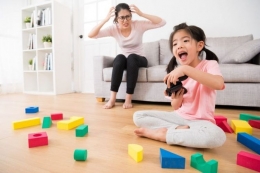Ilustrasi orangtua yang mengalami burnout. Sumber: Shutterstock via Kompas.com