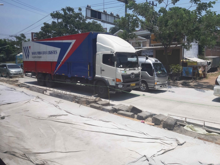 Pengecoran jalan di Mangkang, Semarang menyebabkan kemacetan (Dokpri)