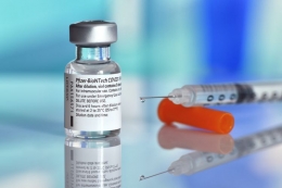 Ilustrasi Vaksin Pfizer, dapat memberikan efek samping pascavaksinasi, tetapi cenderung bersifat ringan (SHUTTERSTOCK/DANIEL CHETRONI via Kompas.com)