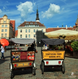 Becak untuk turis yang berminat wisata kota. Sumber: dokumentasi pribadi
