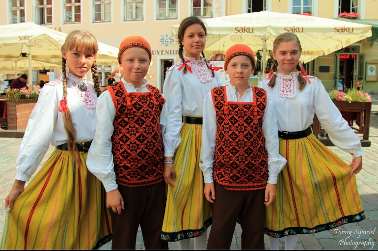 Anak-anak Tallinn yang biasanya akrab dengan gadget dalam pakaian tradisional. Sumber: dokumentasi pribadi