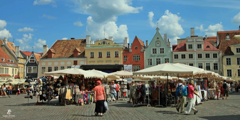 Aktivitas pasar di Alun-alun Balai Kota Tallinn. Sumber: dokumentasi pribadi