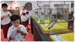 Murid SD mencatat koleksi museum Sang Nila Utama, Riau (sumber: Liputan6.com/M Syukur)