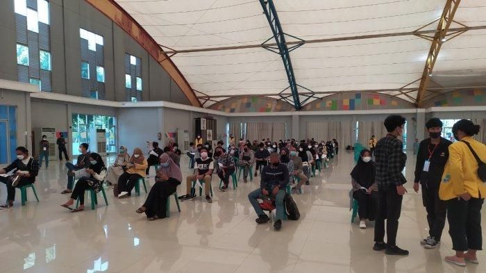 Suasana vaksinasi massal mahasiswa UNSRI di dining hall JSC (Sumber foto: sumsel.tribunnews.com)