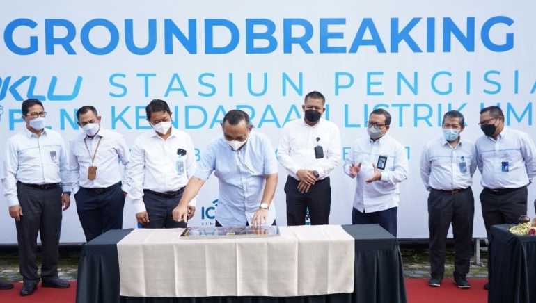 Penandatanganan Prasasti Groundbreaking SPKLU oleh Direktur Bisnis PLN Regional Sumatra dan Kalimantan, Muhammad Ikbal Nur (Dok. Humas PLN Kalselteng)