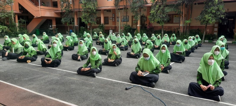 Kegiatan imtaq di lapangan.| Dokumentasi pribadi