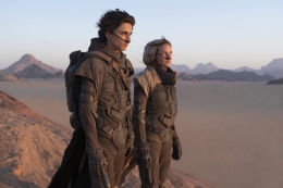 Rebecca Ferguson dan Timothée Chalamet dalam film fiksi ilmiah Dune (2020). (Warner Bros. Pictures)