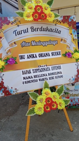 Bunga duka untuk bu Anika Oriana Suekh/foto kiriman pak Damianus di Kupang 
