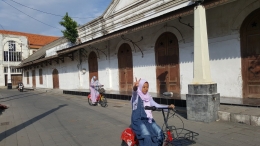 Bangunan tua yang dipelihara menjadi latar indah untuk berfoto di Kota Tua Semarang. (dok. pribadi)