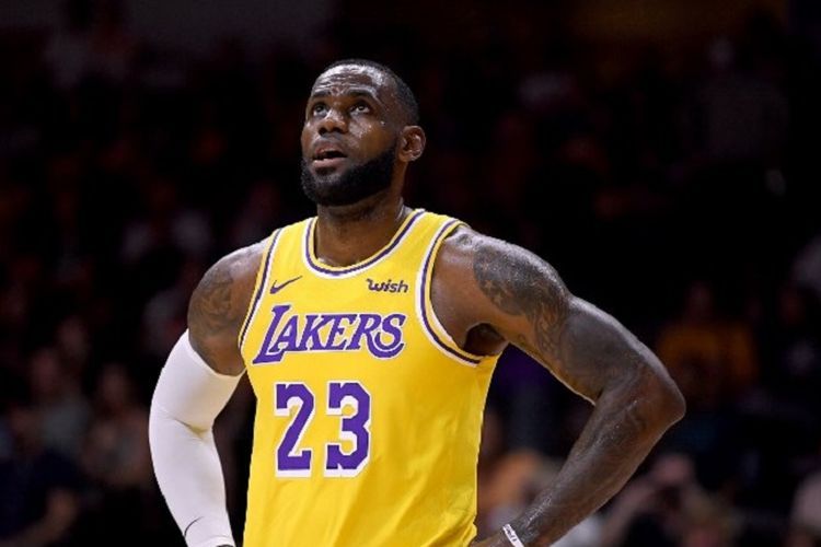 Kapten LA Lakers, LeBron James berlaga di pertandingan NBA musim lalu. (sumber: AFP/Ronald Cortes Via:kompas.com) 