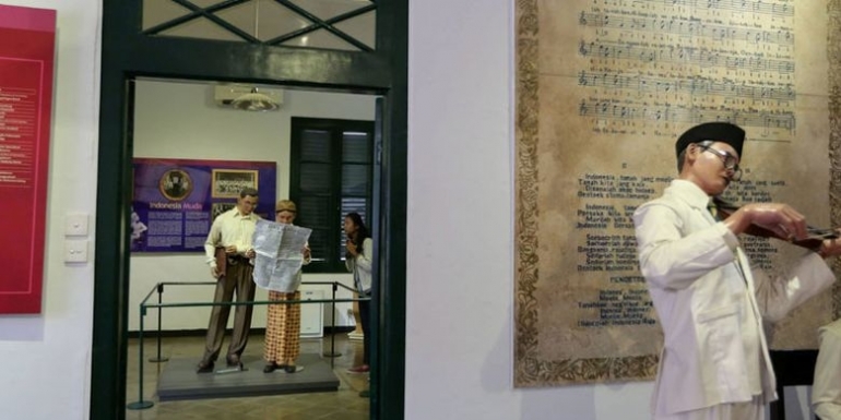 Pengunjung melihat Museum Sumpah Pemuda di Jalan Kramat Raya, Jakarta Pusat.| Sumber: KOMPAS/PRIYOMBDO
