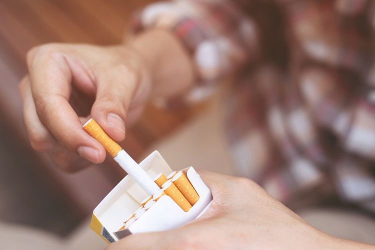 Ilustrasi dilema berhenti merokok | Sumber: Shutterstock via money.kompas.com