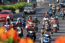 Di Indonesia, kendaraan bermotor roda dua dominan di jalan raya, termasuk di jalan nasional. Sumber: Antara Foto/Arif Firmansyah/via Kompas.com