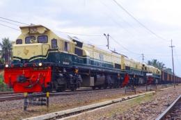 Lokomotif CC 202 membawa rangkaian Babaranjang. (Sumber: Dokumentasi KAI)