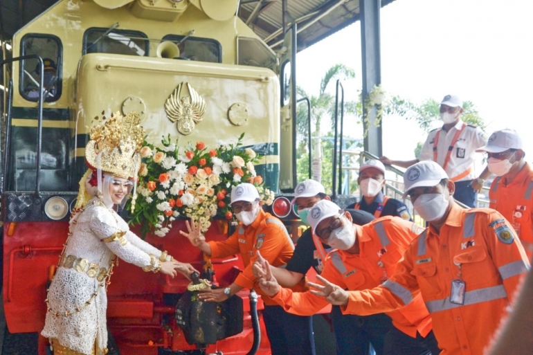 Peluncuran lokomotif vintage CC 202 di Stasiun Tanjung Karang. (Sumber: Dokumentasi KAI)