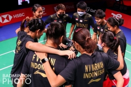 Tim Piala Uber Indonesia saat akan memulai laga melawan Perancis pada laga kedua Grup A Piala Uber 2020. (BadmintonPhoto/Yohan Nonotte/via KOMPAS.COM)