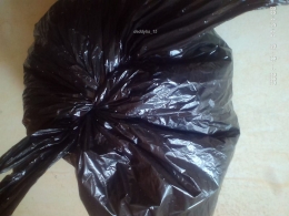 Kantung plastik masih saya cari, saya simpan, dan saya gunakan untuk membungkus sampah. Sumber: Dokumentasi Penulis
