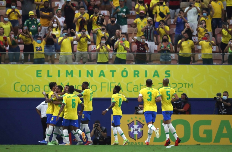 Pemain Brazil merayakan gol ke gawang Uruguay. (via reuters.com)
