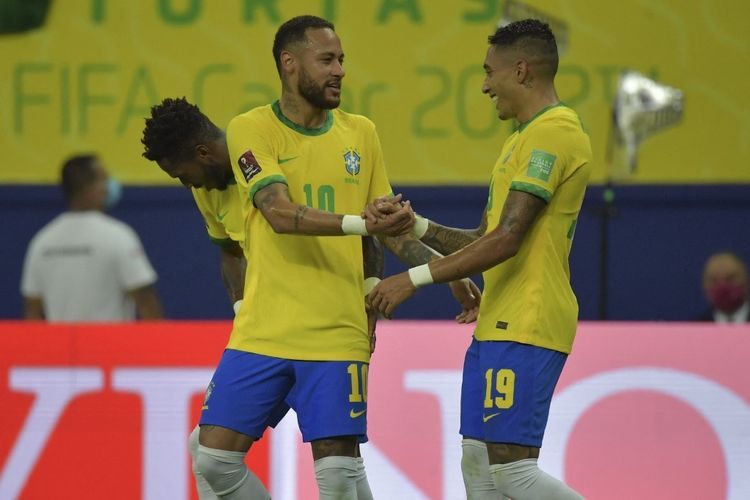 Duo Striker Brasil, Neymar dan Raphinha masing-masing menyumbang gol untuk kemenangan Brasil atas Uruguay (15/10) (sumber : kompas.com) 