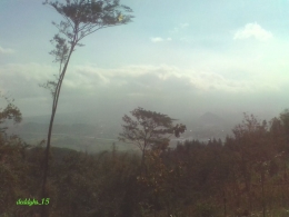 Pemandangan jalan ke arah Kota Malang dari perbukitan di Purwodadi, Kabupaten Pasuruan, Jawa Timur. Sumber: Dokumentasi Penulis