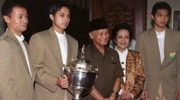 Skuat Indonesia juara Piala Thomas 1998 diterima BJ Habibie yang baru beberapa hari menjabat Presiden/foto: Reuters