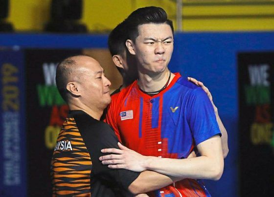 Hendrawan memeluk anak didiknya Lee Zii Jia setelah meraih emas Sea Games 2019/The star via JawaPos