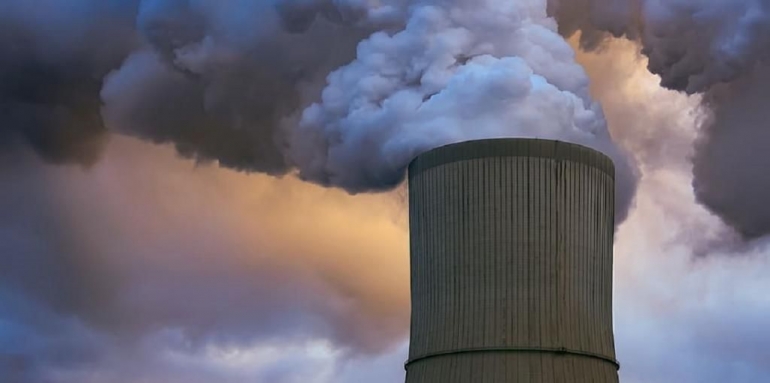 Gambar ilustrasi. Salah satu penyebab tingginya emisi adalah hasil pembuangan asap dari pabrik. Gambar : DownEarth.org.id edisi 20 Desember 2020