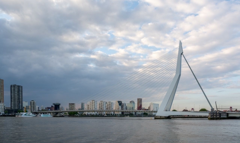 Salah satu mahakarya arsitektur Jembatan Erasmus (Rotterdam Erasmusbrug) di Kota Rotterdam. Sumber: Dok Pribadi Andi Setyo Pambudi