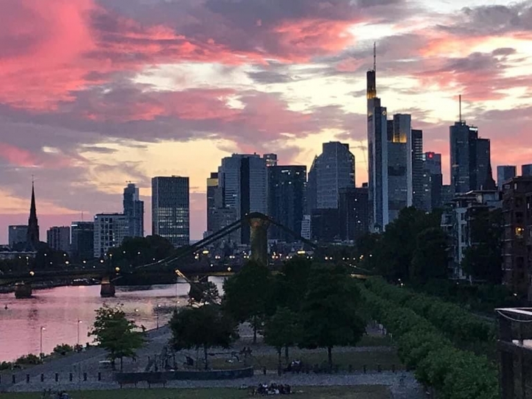 Franfurt dengan Skyline foto iin