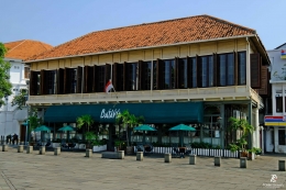 Sebuah bangunan bersejarah di Kota Tua Jakarta yang dikonversi menjadi kafe. Sumber: dokumentasi pribadi