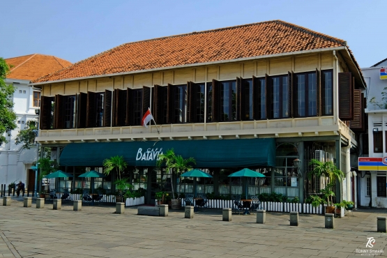 Sebuah bangunan bersejarah di Kota Tua Jakarta yang dikonversi menjadi kafe. Sumber: dokumentasi pribadi