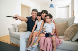 Ilustrasi orang tua yang menemani aktivitas menonton televisi anak-anak (freepik.com)